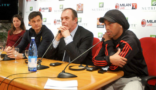 Tognaccini (2.v.l.) ist zudem Konditionstrainer beim AC Milan. Unter seiner Leitung werden Ronaldinho (r.) und Co. fit gemacht