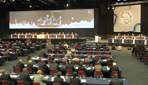 So sah der Saal in Durban während der deutschen Präsentation aus: Auf der linken Seite sitzen die IOC-Bosse, auf der rechten die Bewerbungskommission