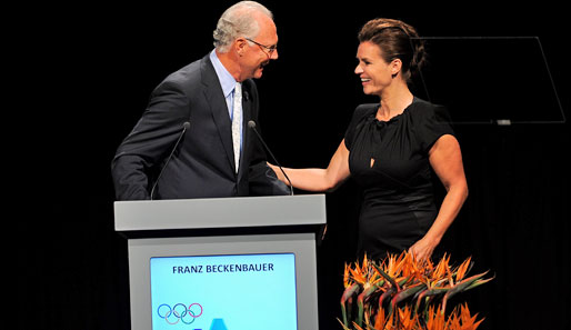 Franz Beckenbauer war der Überraschungsgast bei der Präsentation. Auch Katarina Witt ließ sich von seinem unvergleichlichen Charme bezirzen