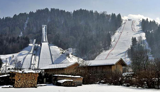 Direkt neben dem Gudiberg liegt die beeindruckende Skisprung-Anlage. Biathlon, Langlauf und Nordische Kombi fänden im rund 20 km entfernten Zentrum Schwaiganger statt