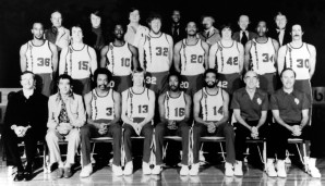 1 Titel - Portland Trail Blazers: In den wilden 70ern durfte jeder mal ran. 77 waren das die Blazers. In der Mitte des Teamporträts grüßt Finals-MVP Bill Walton