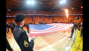 Natürlich dürfen die amerikanische Flagge und ein Indoor-Feuerwerk bei diesem Riesen-Event nicht fehlen