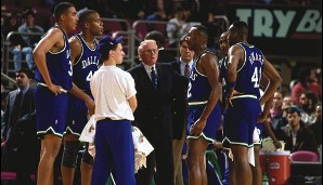 Auf dem geteilten zweiten Platz liegen die Mavericks von 1993 mit nur 11 Siegen und 71 Niederlagen unter Coach Richie Adubato...