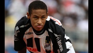 Mit gerade einmal 17 Jahren wird der Jungspund beim FC Santos Profi - schnell wird Neymar mit mit Robinho und Co. verglichen