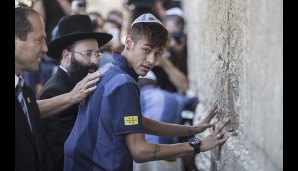 Eine ganz andere - religiöse - Kopfbedeckung trägt Neymar in Jerusalem. Hier steckt der Superstar einen Zettel in die Klagemauer
