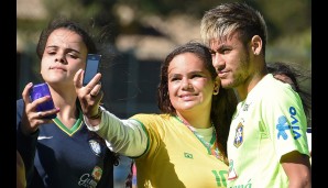 Bitte ein Selfie! Neymar ist der gefragteste Mann in der Selecao und kümmert sich vorbildlich um seine Fans
