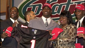 Mama ist stolz. Im Jahr 2001 wird Vick als Nummer-Eins-Pick von den Atlanta Falcons im NFL-Draft gezogen. Insgesamt spielt er fünf Jahre für die Falcons