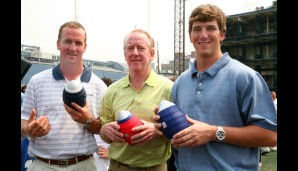 Manning (l.) kommt aus einer echten Football-Familie. Sein Vater Archie (M.) spielte 13 Jahre als Quarterback in der NFL. Sein Bruder Eli (r.) spielt aktuell bei den New York Giants als QB