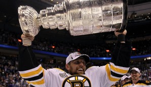 Deutsche Stanley-Cup-Sieger: Auf Krupp folgte 2011 dann Dennis Seidenberg. Mit den Boston Bruins rang er die Vancouver Canucks in Spiel sieben nieder