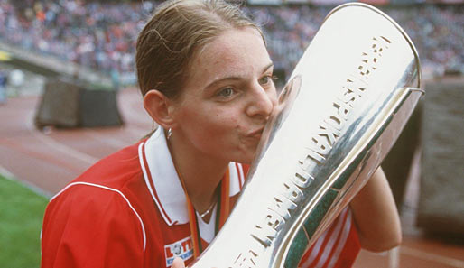 Vor der WM hatte sie bereits zahlreiche Titel mit dem 1. FFC Frankfurt gewonnen: 1999 ging's mit dem Double los