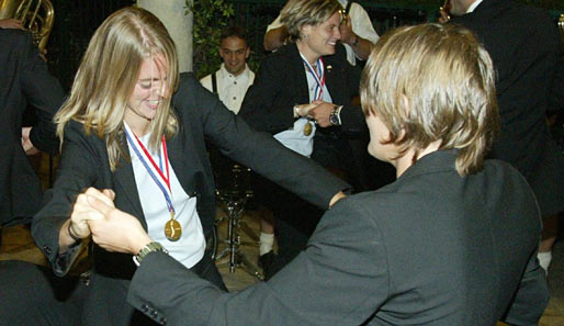 Auf der Party nach dem Finale: Matchwinnerin Künzer beim Tanz mit Torfrau Nadine Angerer