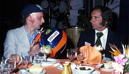 1976 verunglückte Lauda (hier beim Essen mit Jackie Stewart) auf dem Nürburgring schwer und zog sich starke Verbrennungen im Gesicht zu