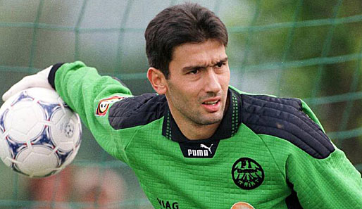 Oka Nikolov absolvierte sein erstes Bundesligaspiel am 9. September 1995. Stammtorhüter wurde er aber erst nach dem Abstieg in die 2. Liga in der Saison 96/97