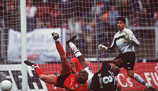 1998 stieg die Eintracht mit Nikolov im Tor wieder auf. Der Mazedonier blieb Stammkeeper der Hessen