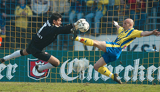 Im Jahr darauf aber stieg die Eintracht wieder ab. 2003 gelang dann erst der Wiederaufstieg - mit Nikolov im Tor
