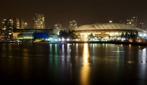 Bei Nacht bietet das BC Place Stadium, am Nordufer des Meeresarmes False Creek gelegen, einen spektakulären Anblick