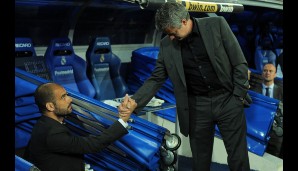 Saison 2010/11: Dieses Bild wurde vor dem ersten von vier Clasicos im Frühjahr geschossen. Jose Mourinho begrüßt Pepe - der schaut ernst, aber respektvoll