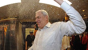 Phil Jackson musste einige Champagner-Duschen über sich ergehen lassen: Insgesamt elfmal wurde er mit seinen Teams Meister in der NBA - Rekord!