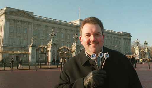 Very british: Phil Taylor posiert vor dem Buckingham Palace in London