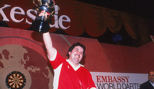 1995 wird Taylor erstmals Weltmeister der von ihm mitbegründeten PDC (Professional Darts Corporation)