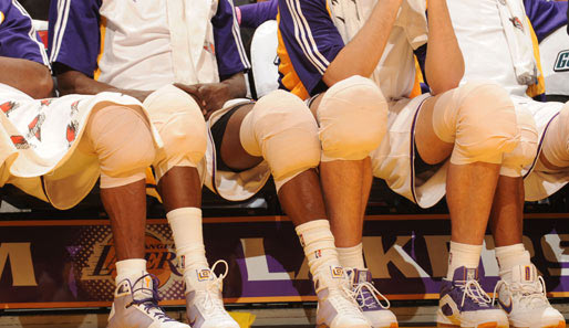 Kurioser Anblick: Offenbar muss man sich bei den Lakers die Knie kühlen, um cool zu sein. Von wegen Gruppenzwang