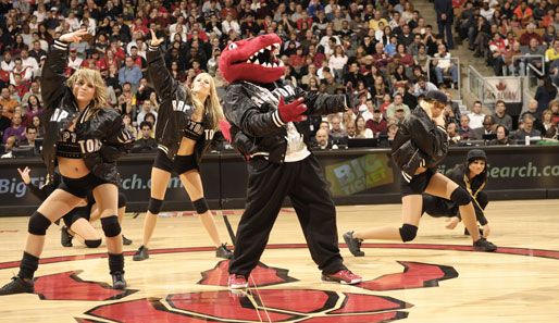 Rock like a Raptor: Das Maskottchen der Toronto Raptors mit seiner Cheerleader-Gang
