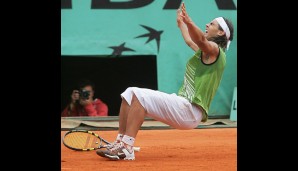 2005 - Erster Auftritt in Paris, erster Triumph: Rafael Nadal gewinnt zwei Tage nach seinem 19. Geburtstag sein erstes Grand-Slam-Finale. Beim 6:7(6), 6:3, 6:1, 7:5 lässt der muskelbepackte Teenie dem ungesetzten Gaucho Mariano Puerta kaum eine Chance
