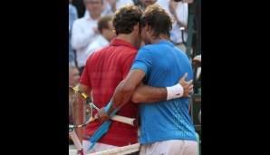 Dennoch erkämpft sich Nadal Titel Nummer sechs in einem hochklassigen Endspiel mit einem 7:5, 7:6(3), 5:7 und 6:1 über Roger Federer. Der Sechs-Siege-Rekord in Roland Garros von Björn Borg (1974, 1975, 1978-1981) ist eingestellt
