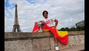 Lässig feiert Nadal seinen neuen Rekord von sieben Erfolgen in Paris. Roger Federer und Pete Sampras war das in Wimbledon gelungen
