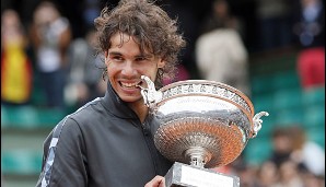 Rafael Nadal Parera - einer der besten und vielseitigsten Tennisspieler der Geschichte. Seine Profikarriere begann der Linkshänder 2001