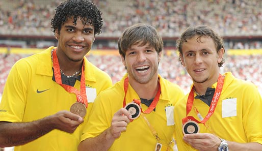 Gegen den Willen des FC Schalke nahm Rafinha mit der Selecao an den olympischen Spielen in Peking teil und gewann Bronze. Hier posiert er stolz mit Breno (l.) und Diego (M.)