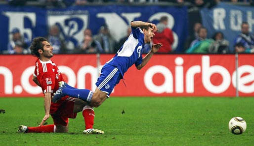 Das letzte Aufeinandertreffen mit den Bayern: Da Hamit Altintop nun bei Real Madrid unter Vertrag steht, wird sich Rafinha für dieses Foul nicht im Training revanchieren können