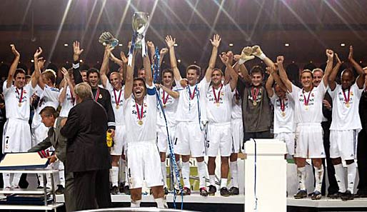 Hier müssen Sie erstmal ein bisschen suchen… Da! Ganz hinten links steht Raul beim Supercup-Sieg 2002 gegen Feyenoord Rotterdam. Den Pott hält Fernando Hierro hoch