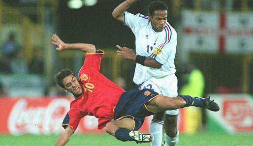 Raul (l.) im Duell mit Thierry Henry bei der Europameisterschaft 2000. Beide waren erst 22 Jahre jung und schon Weltstars