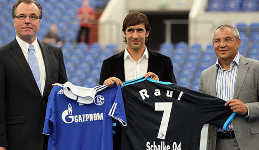 28. Juli 2010 geht in die Geschichte des FC Schalke ein. Die Real-Legende wird von Aufsichtsratschef Tönnies und Felix Magath präsentiert. Kommt vor wie eine halbe Ewigkeit