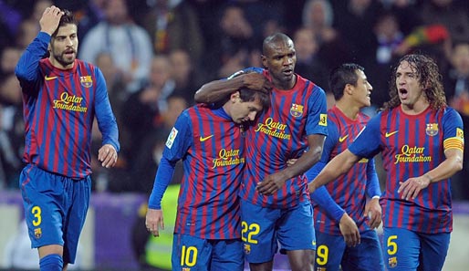 Eric Abidal herzt Lionel Messi nach dessen tollen Vorlage in der 29. Minute zum 1:1-Ausgleich. Alexis Sanchez hatte getroffen