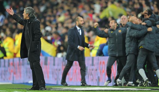 Madrid-Trainer Jose Mourinho (l.) versucht zu retten, was nicht zu retten ist. Im Hintergrund feiert die Bank von Barcelona den Führungstreffer