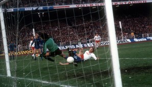 23.04.1980, 1:5 in Hamburg: Mit einem 2:0-Vorsprung in die Partie gegangen versemmelt Real das Rückspiel mal so richtig. Horst Hrubesch (r.) und der HSV schenken den Madrilenen gleich fünf Mal ein