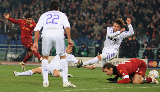 2007/08: Francesco Totti geht in Deckung, Fabio Cannavaro und Gabriel Heinze kommen zu spät - David Pizarro trifft im Hinspiel für die Roma