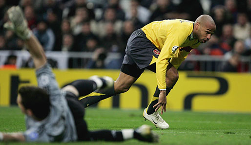 Das Achtelfinale 2006: Arsenal-Star Thierry Henry überwindet im Hinspiel vor eigenem Publikum Iker Casillas…