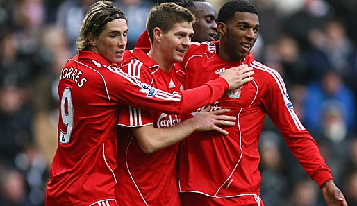 Nach der Sommerpause wechselte Babel (r.) für rund 18 Millionen Euro zum FC Liverpool und damit an die Seite von Gerrard und Co.