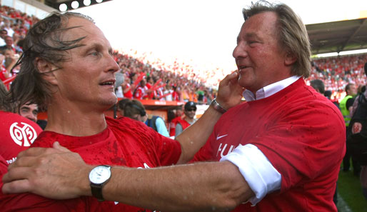 Mai 2009: Ex-Trainer Jörn Andersen (l.) Arm in Arm mit FSV-Präsident Harald Strutz. Nun ist sein Amt noch vor Beginn der Bundesliga-Saison Geschichte