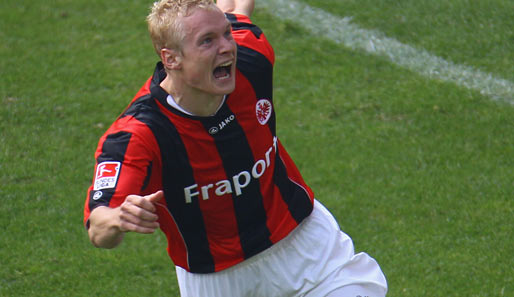 2010 ging's dann von Offenbach zur Frankfurter Eintracht, wo er in der Abstiegssaison 2010/2011 elf Mal eingesetzt wurde