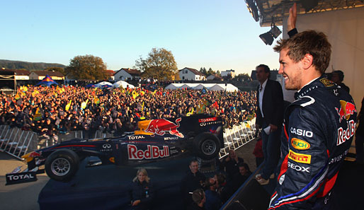 Eine fette Party! 30.000 Fans feierten Weltmeister Sebastian Vettel auf dem Europaplatz in seiner Heimatstadt Heppenheim