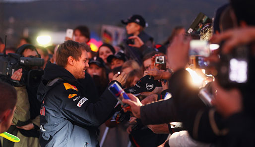 Fleißig, fleißig! Alle 30.000 Fans hat er sicher nicht mit Autogrammen versorgen können. Vettel tat sein Bestes