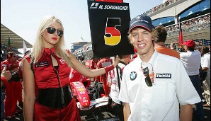 Im Rennen musste er noch zuschauen, aber immerhin durfte er in die Startaufstellung und sich vor dem Auto seines Idols Michael Schumacher ablichten lassen