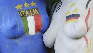 Ein italienischer und ein deutscher Fan tragen die Trikots ihrer Mannschaft direkt auf der Haut