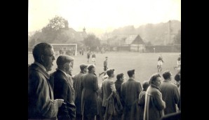 Zuschauer im Jahre 1957 beim ältesten Derby der Welt - Sheffield FC gegen Hallam FC
