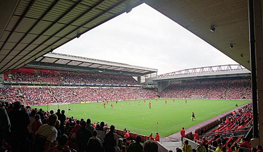 Platz 3: Liverpools Anfield. Obwohl es nur Sitzplätze (rund 45.000) gibt, ist die "The Kop"-Fantribüne legendär. Furchteinflößend: Das "This is Anfield!"-Banner im Spielertunnel