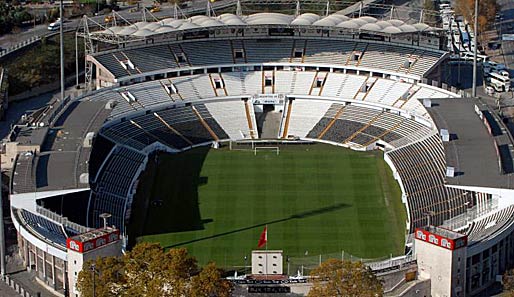 Platz 4: Das Inönü-Stadion von Besiktas Istanbul. Weder Galas, noch Feners Stadion hat die "Times" überzeugt. Dank der nahen Lage am Bosporus gewinnt die Inönü-Arena